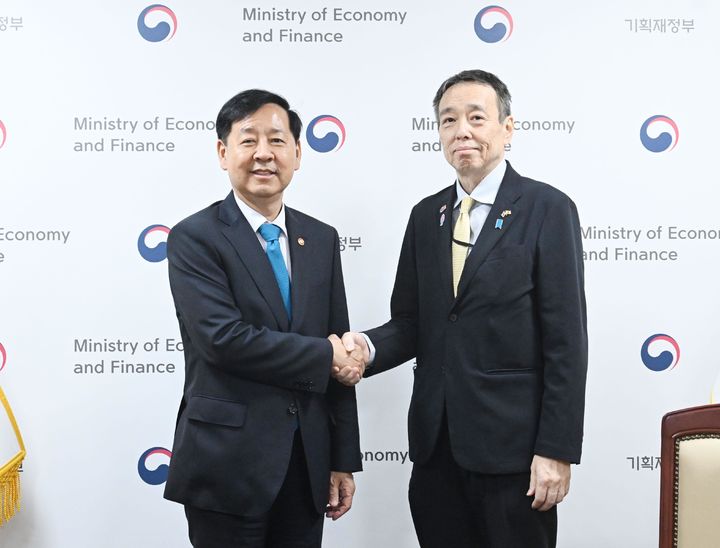 [서울=뉴시스] 구윤철 부총리 겸 기획재정부 장관이 16일 서울 종로구 정부서울청사에서 미즈시마 코이치 주한 일본대사와 면담에 앞서 기념촬영 하고 있다. (사진=기획재정부 제공) 2025.09.16. photo@newsis.com *재판매 및 DB 금지