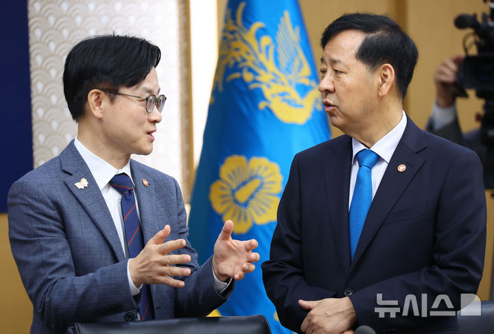 [세종=뉴시스] 고범준 기자 = 구윤철 경제부총리 겸 기획재정부 장관과 김정관 산업통상자원부 장관이 지난 9월16일 세종시 정부세종청사에서 열린 제42회 국무회의에서 대화를 하고 있다. (대통령실통신사진기자단) 2025.09.16. bjko@newsis.com