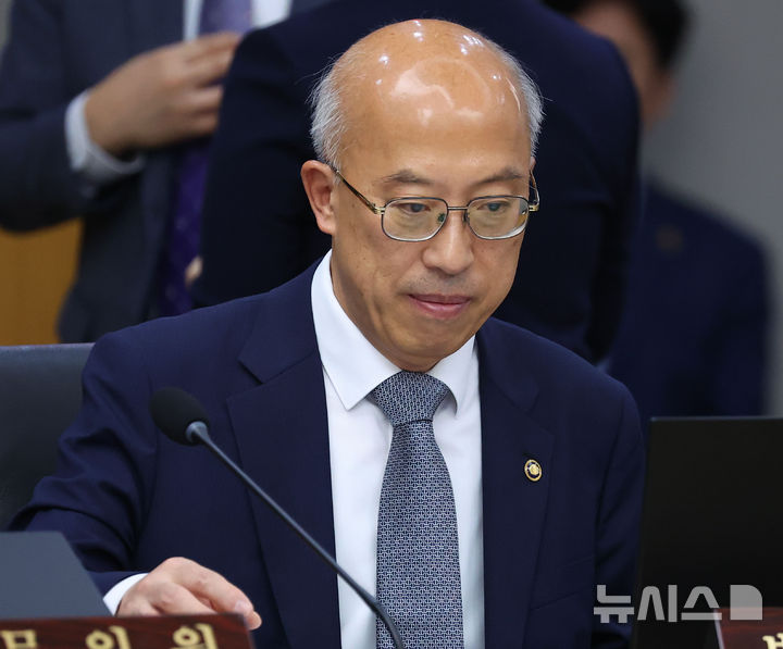 [세종=뉴시스] 고범준 기자 = 조원철 법제처장이 16일 세종시 정부세종청사에서 열린 제42회 국무회의에서 자료를 살펴보고 있다. (대통령실통신사진기자단) 2025.09.16. bjko@newsis.com