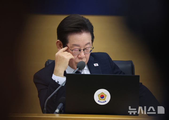 [세종=뉴시스] 고범준 기자 = 이재명 대통령이 지난 16일 세종시 정부세종청사에서 열린 제42회 국무회의에서 자료를 살펴보고 있는 모습. (대통령실통신사진기자단) 2025.09.16. bjko@newsis.com