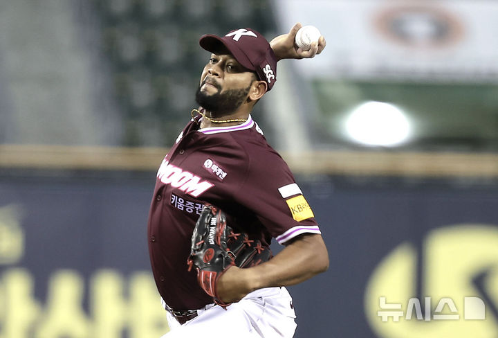 [서울=뉴시스] 정병혁 기자 = 16일 서울 송파구 잠실야구장에서 열린 2025 KBO리그 키움 히어로즈 대 두산 베어스의 경기, 키움 선발 알칸타라가 공을 던지고 있다. 2025.09.16. jhope@newsis.com