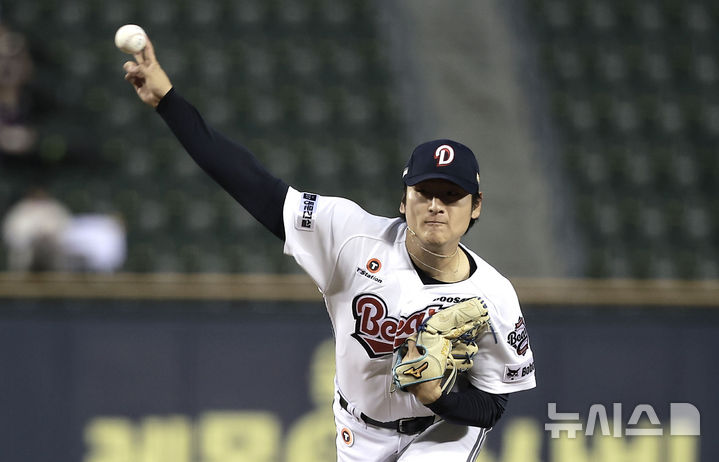 [서울=뉴시스] 정병혁 기자 = 16일 서울 송파구 잠실야구장에서 열린 2025 KBO리그 키움 히어로즈 대 두산 베어스의 경기, 두산 선발 곽빈이 공을 던지고 있다. 2025.09.16. jhope@newsis.com