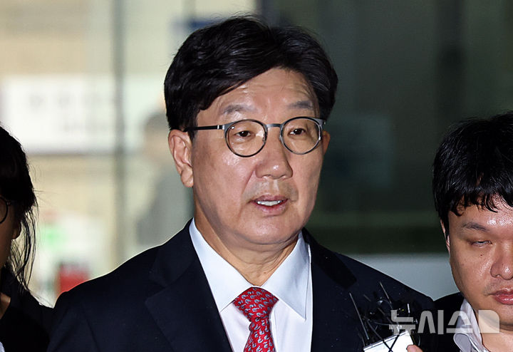 [서울=뉴시스] 최진석 기자 = 전직 통일교 간부에게 불법 정치자금을 수수한 혐의를 받는 권성동 국민의힘 의원이 16일 서울 서초구 서울중앙지법에서 구속 전 피의자 심문(영장실질심사)을 마친 뒤 호송차로 향하고 있다. 2025.09.16. myjs@newsis.com