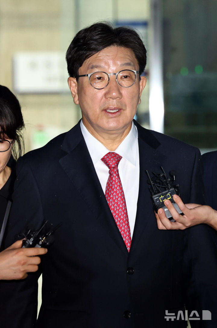 [서울=뉴시스] 최진석 기자 = 전직 통일교 간부에게 불법 정치자금을 수수한 혐의를 받는 권성동 국민의힘 의원이 16일 서울 서초구 서울중앙지법에서 구속 전 피의자 심문(영장실질심사)을 마친 뒤 대기 장소인 서울구치소로 향하고 있다. 2025.09.16. myjs@newsis.com