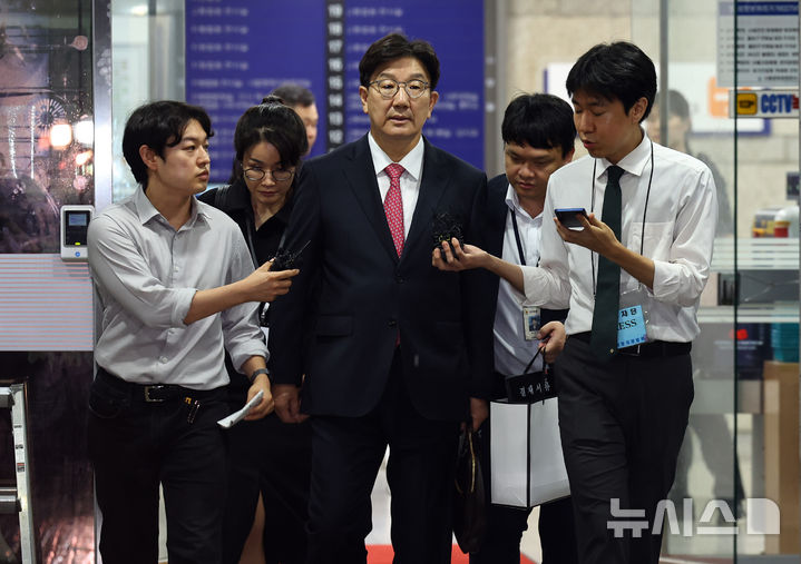 [서울=뉴시스] 최진석 기자 = 전직 통일교 간부에게 불법 정치자금을 수수한 혐의를 받는 권성동 국민의힘 의원이 16일 서울 서초구 서울중앙지법에서 구속 전 피의자 심문(영장실질심사)을 마친 뒤 대기 장소인 서울구치소로 향하고 있다. 2025.09.16. myjs@newsis.com