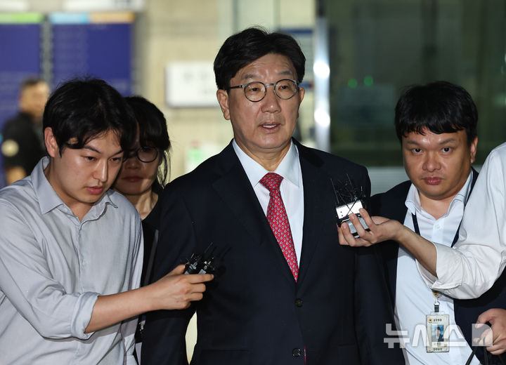 [서울=뉴시스] 최진석 기자 = 전직 통일교 간부에게 불법 정치자금을 수수한 혐의를 받는 권성동 국민의힘 의원이 16일 서울 서초구 서울중앙지법에서 구속 전 피의자 심문(영장실질심사)을 마친 뒤 대기 장소인 서울구치소로 향하고 있다. 2025.09.16. myjs@newsis.com