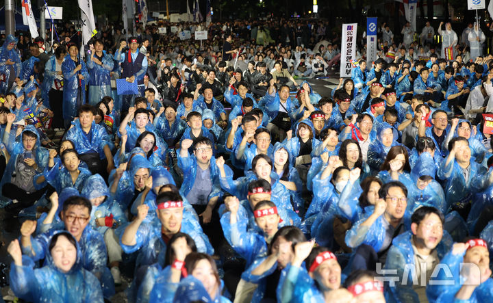 [서울=뉴시스] 황준선 기자 = 전국금융산업노동조합 조합원들이 16일 오후 서울 여의도 국회 앞에서 금융노조 총파업 총력투쟁 결의대회를 열고 구호를 외치고 있다. 2025.09.16. hwang@newsis.com