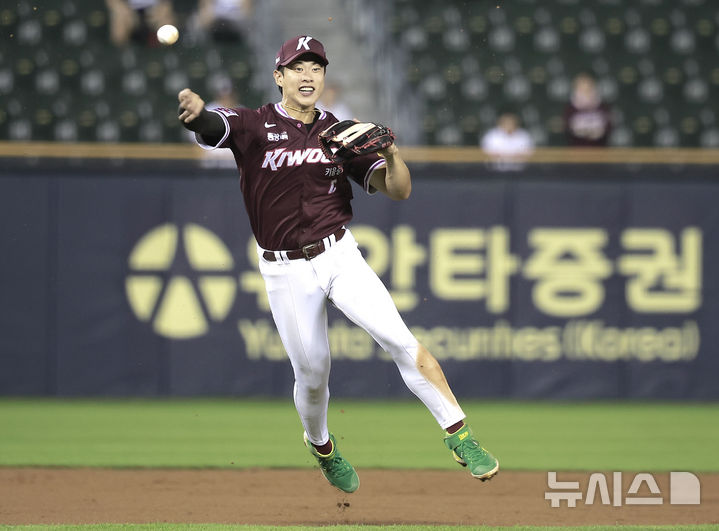 [서울=뉴시스] 정병혁 기자 = 16일 서울 송파구 잠실야구장에서 열린 2025 KBO리그 키움 히어로즈 대 두산 베어스의 경기, 7회말 무사 주자없는 상황 두산 김인태 땅볼 때 키움 3루수 송성문이 타구를 1루에 던지고 있다. 2025.09.16. jhope@newsis.com