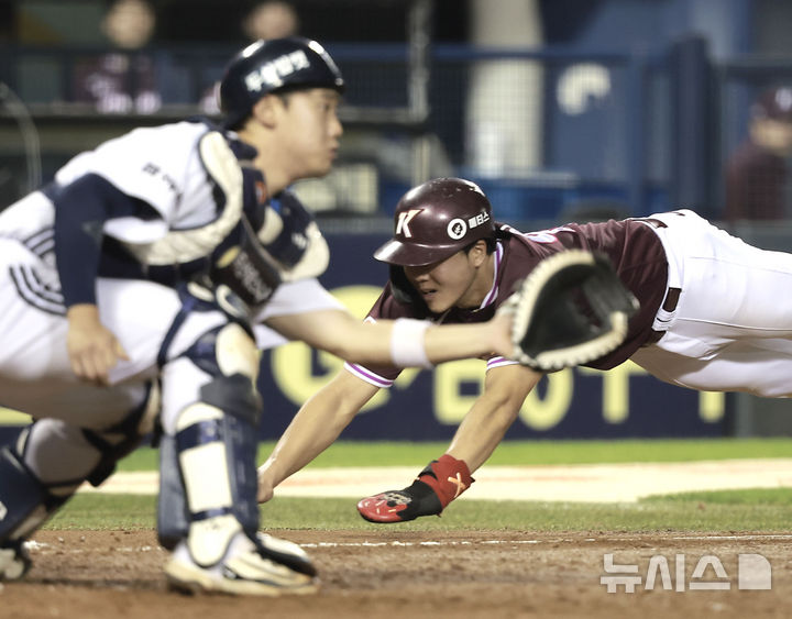 [서울=뉴시스] 정병혁 기자 = 16일 서울 송파구 잠실야구장에서 열린 2025 KBO리그 키움 히어로즈 대 두산 베어스의 경기, 9회초 1사 2, 3루 상황 키움 김태진 희생플라이 때 3루주자 어준서가 홈에 슬라이딩하고 있다. 2025.09.16. jhope@newsis.com