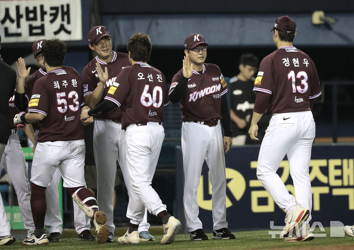 [서울=뉴시스] 정병혁 기자 = 16일 서울 송파구 잠실야구장에서 열린 2025 KBO리그 키움 히어로즈 대 두산 베어스의 경기, 4-1로 승리한 키움 선수들이 기뻐하고 있다. 2025.09.16. jhope@newsis.com