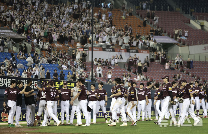 [서울=뉴시스] 정병혁 기자 = 16일 서울 송파구 잠실야구장에서 열린 2025 KBO리그 키움 히어로즈 대 두산 베어스의 경기, 4-1로 승리한 키움 선수들이 기뻐하고 있다. 2025.09.16. jhope@newsis.com