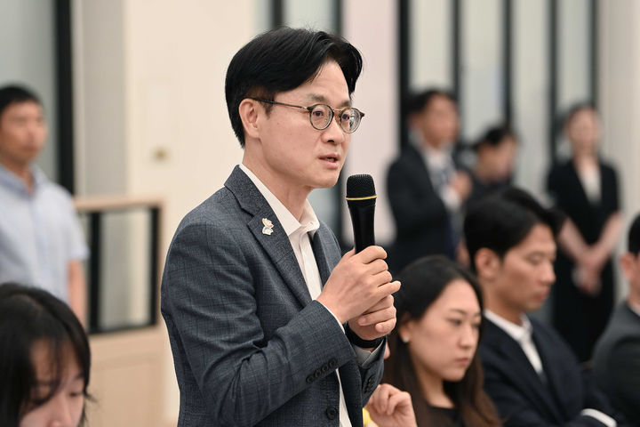 [서울=뉴시스] 김진아 기자 = 김정관 산업통상자원부 장관이 지난 16일 세종시 장군면 한식당에서 산업부 출입기자단 간담회를 하고 있다. (사진=산업통상자원부 제공) 2025.09.17. photo@newsis.com *재판매 및 DB 금지