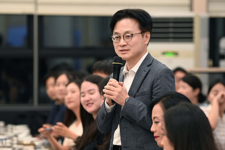 [서울=뉴시스] 김진아 기자 = 김정관 산업통상자원부 장관이 지난 16일 세종시 장군면 한식당에서 산업부 출입기자단 간담회를 하고 있다. (사진=산업통상자원부 제공) 2025.09.17. photo@newsis.com *재판매 및 DB 금지