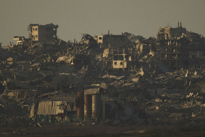 [이스라엘=AP/뉴시스] 16일(현지 시간) 이스라엘 남부에서 바라본 북부 가자지구에 이스라엘의 지상 및 공중 작전으로 파괴된 건물들이 보이고 있다. 2025.09.17.<font dir="auto" style="vertical-align: inherit;"><font dir="auto" style="vertical-align: inherit;"></font></font>