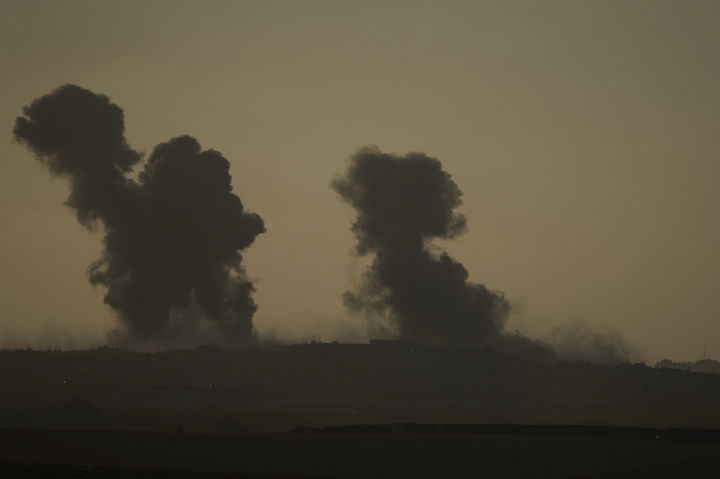 [이스라엘=AP/뉴시스] 16일(현지 시간) 이스라엘 남부에서 바라본 가자지구에 연기가 피어오르고 있다. 이스라엘군은 이날 가자지구 지상 작전을 개시했다. 2025.09.17.