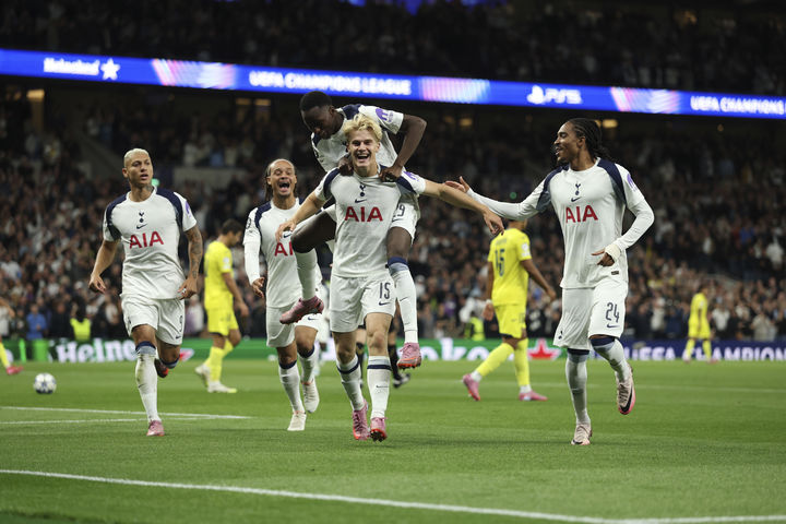 [런던=AP/뉴시스] 잉글랜드 프로축구 프리미어리그(EPL) 토트넘 홋스퍼의 루카스 베리발(가운데). 2025.09.16.