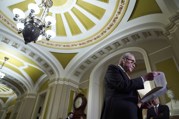 [워싱턴=AP/뉴시스] 미국 연방정부 셧다운 사태가 3주째 지속되고 있는 가운데 15일(현지 시간) 상원에 상정된 9번째 임시 예산안도 결국 부결됐다. 사진은 척 슈머 민주당 상원 원내대표가 지난달 16일 민주당 지도자 오찬 뒤 기자회견하는 모습. 2025.10.16. 