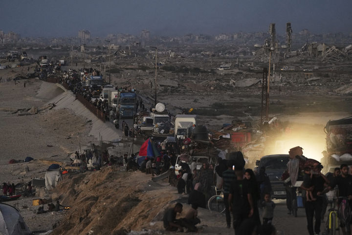 [가자지구=AP/뉴시스] 16일(현지 시간) 이스라엘이 가자시티에서의 지상 작전에 돌입한 후 가자지구 북부에서 터전을 잃은 팔레스타인 주민들이 남부로 향하는 해안 도로를 따라 대피하고 있다. 2025.09.17.