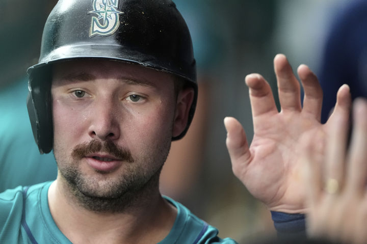 [캔자스시티=AP/뉴시스] 시애틀 매리너스의 칼 롤리가 17일(한국 시간) 미국 미주리주 캔자스시티의 코프먼 스타디움에서 열린 캔자스시티 로열스와의 2025 MLB 경기에서 득점한 뒤 동료들의 축하를 받고 있다. 2025.09.17.