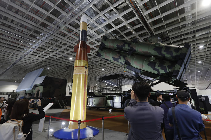  [타이베이=AP/뉴시스] 17일 대만 타이베이 난강전시장에서 '2025 대만 국제 항공우주 및 국방 산업 전시회' 사전 공개행사가 열리는 가운데 대만이 자체 개발한 고고도 미사일 방어체계 ‘창궁-1(强弓-1)’이 전시돼 있다. 2025.09.18