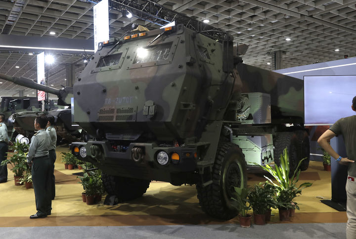 [타이베이=AP/뉴시스] 17일 대만 타이베이 난강전시장에서 '2025 대만 국제 항공우주 및 국방 산업 전시회' 사건 공개행사가 열리는 가운데 미국산 고속기동포병로켓시스템(HIMARS·하이마스)이 전시돼 있다. 2025.09.18