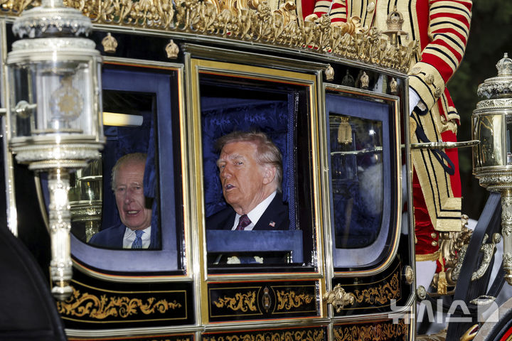 [AP/뉴시스] 마차에 나란히 탄 트럼프 대통령과 찰스 국왕