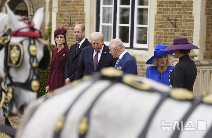 [AP/뉴시스] 찰스 3세 국왕 부처와 트럼프 대통령 부처 및 왕세자 부처가 의장대 사열의 왕실 마차를 기다리고 있다