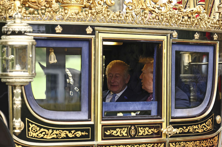 [런던=AP/뉴시스] 도널드 트럼프 미국 대통령과 찰스 3세 영국 국왕이 지난해 9월 17일(현지 시간) 런던에서 '아일랜드 국가 마차'를타고 윈저성으로 향하고 있다. (사진=뉴시스DB)