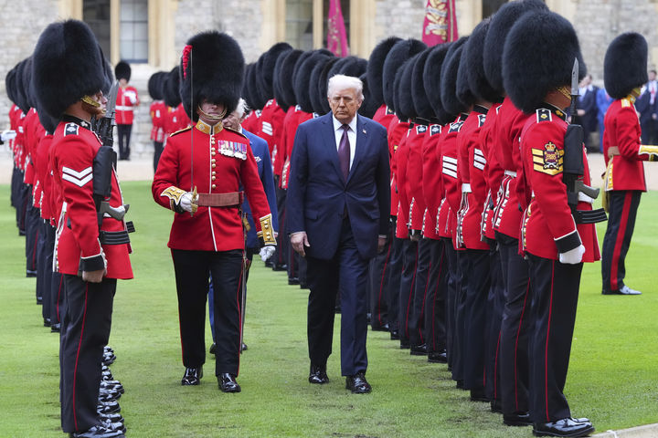 [윈저=AP/뉴시스]도널드 트럼프 미국 대통령이 17일(현지 시간) 영국 윈저성에서 국왕 찰스 3세보다 앞서 걸으며 의장대 사열을 받고 있다. 2025.09.18.