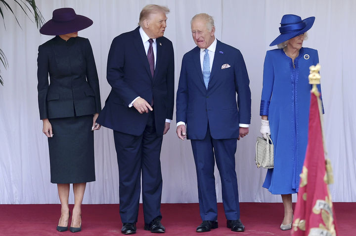 [윈저=AP/뉴시스]영국의 찰스 3세가 내년 미국 방문을 추진하고 있다고 26일(현지 시간) 더타임스가 보도했다. 사진은 도널드 트럼프(왼쪽에서 두번쨰) 미국 대통령과 영국의 찰스 3세(왼쪽에서 3번째)가 멜라니아 트럼프 영부인(왼쪽), 카밀라 왕비와 함께 지난 9월 17일 영국 윈저에 있는 윈저성에서 열린 환영식에 참석한 모습. 2025.12.27.