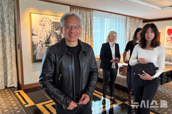 [AP/뉴시스] 엔비디아 CEO 젠슨 황이 17일 런던서 언론 브리핑을 앞두고 있다