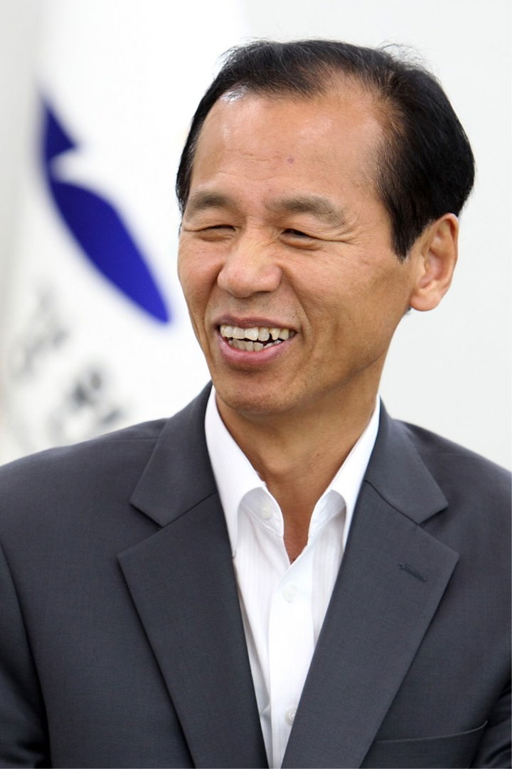 [춘천=뉴사스] 16일 춘천지법 형사2부(부장판사 김성래)에 따르면 이날 최문순(69) 전지사와 국장급 공무원 A씨는 특정범죄 가중처벌 등에 관한 법률상 국고 등 손실과 업무상 배임, 위계공무집행방해 혐의로 기소돼 재판을 받았다. 이날 재판을 받고 나온 최 전지사는 기자들앞에서 검찰의 기소 내용을 전면 부인하며 "정치적 기소다"며 비판했다. [뉴시스 자료사진] *재판매 및 DB 금지