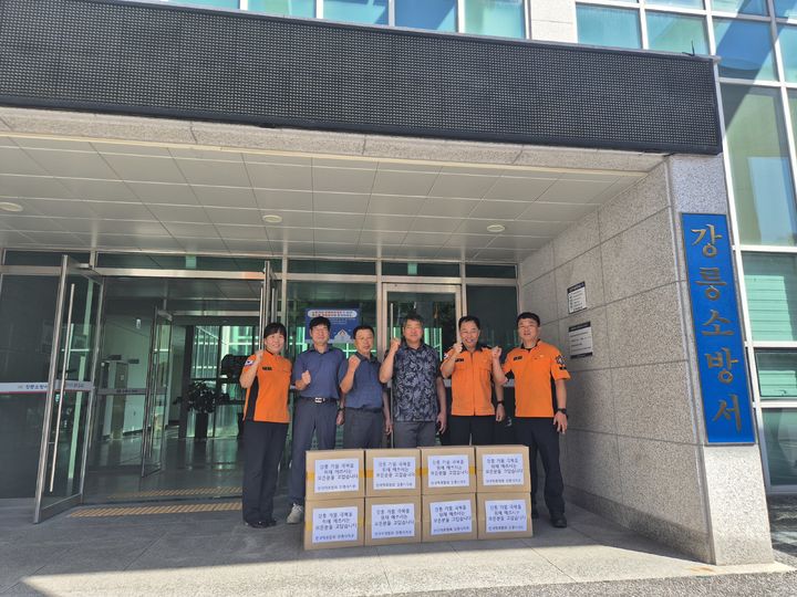 [강릉=뉴시스] 한국떡류식품가공협회 강릉시지부 장영철 협회장(문화떡방앗간)은 16일 강릉시청, 보건소, 소방서를 찾아 정성스럽게 준비한 떡 1000개를 간식으로 기부하고 있다.(사진=강릉시 제공)photo@newsis.com *재판매 및 DB 금지