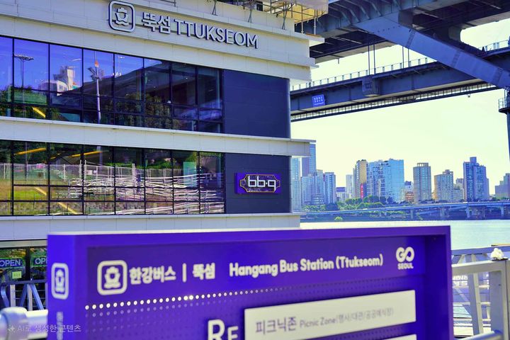 [서울=뉴시스] 한강버스 뚝섬 선착장에 위치한 BBQ 매장 모습.(사진=제너시스BBQ 그룹 제공) *재판매 및 DB 금지