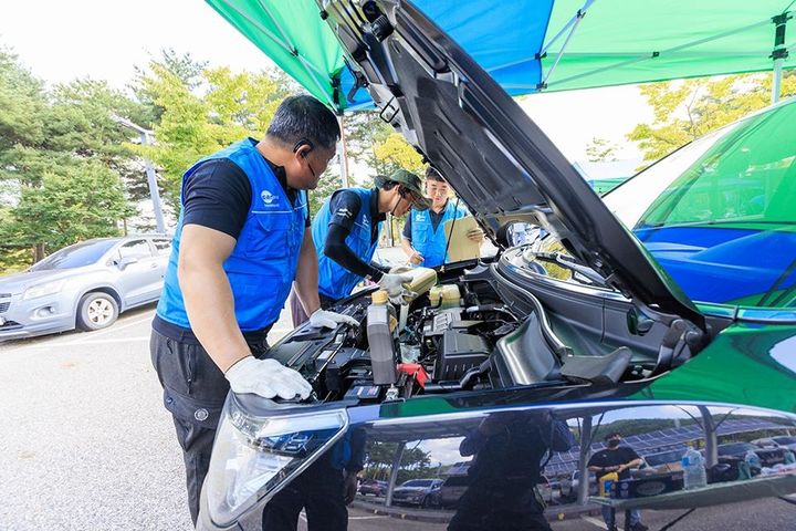 [안동=뉴시스] 지난해 경북도청에서 진행되고 있는 추석맞이 차 무상점검 장면. (사진=경북도 제공) 2025.09.17 photo@newsis.com *재판매 및 DB 금지