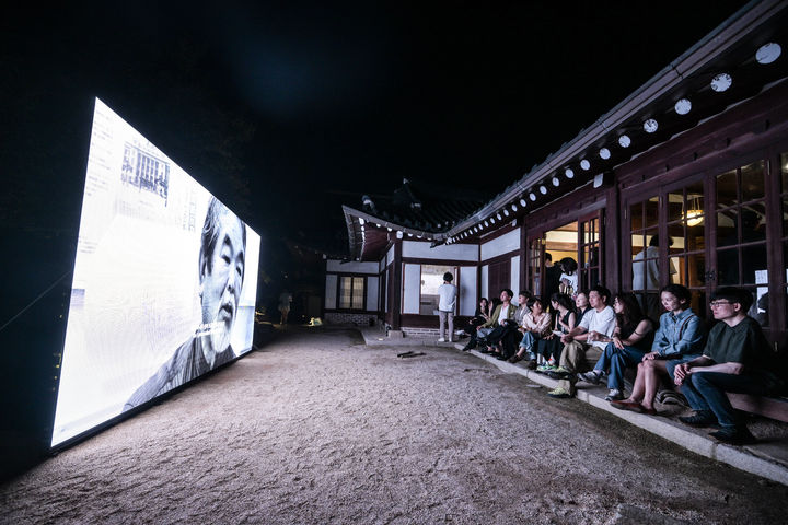 우수 전속작가 기획전시 감상하는 관람객들 _예술경영지원센터 제공 *재판매 및 DB 금지