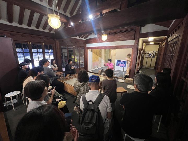 우수 전속작가 기획전시 아티스트 토크 참여하고 있는 관람객들_예술경영지원센터 제공 *재판매 및 DB 금지