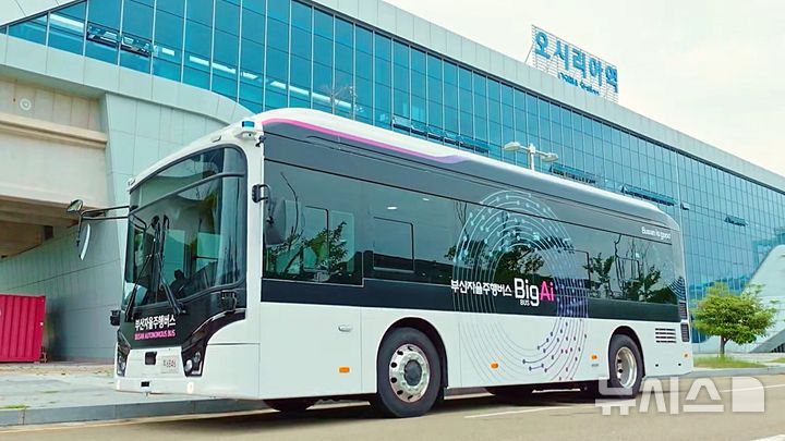 [서울=뉴시스]LG유플러스는 부산 오시리아 관광지구에서 시민이 직접 이용할 수 있는 자율주행버스 서비스를 시작했다고 17일 밝혔다. 사진은 자율주행버스가 동해선 오시리아역을 지나가고 있는 모습. (사진=LG유플러스 제공)