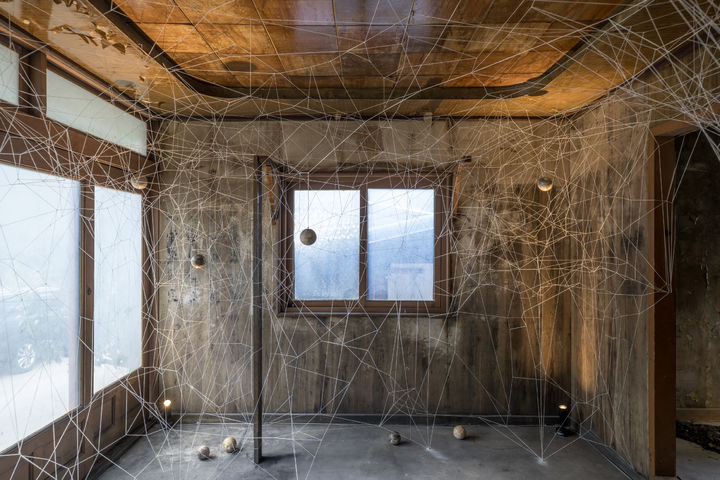 제2회 '비엔날레 날땅 배주현 '하장성집' 한 광부가 70년 넘게 생활한 고택에 무명실과 도자기를 이용해 탄광 지하 어둠 속에서 움직이던 수많은 노동의 손길을 표현했다. 사진=탄탄마을협동조합 *재판매 및 DB 금지