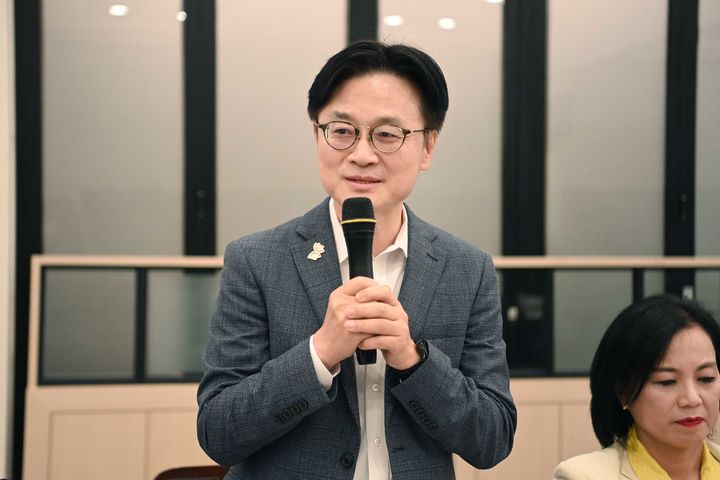 [세종=뉴시스]김정관 산업통상자원부 장관이 16일 세종시 장군면 한식당에서 실장급 간부와 산업통상자원부 출입기자 60여명이 참석한 가운데 열린 산업부 출입기자단 간담회에 참석했다.(사진=산업부 제공) *재판매 및 DB 금지