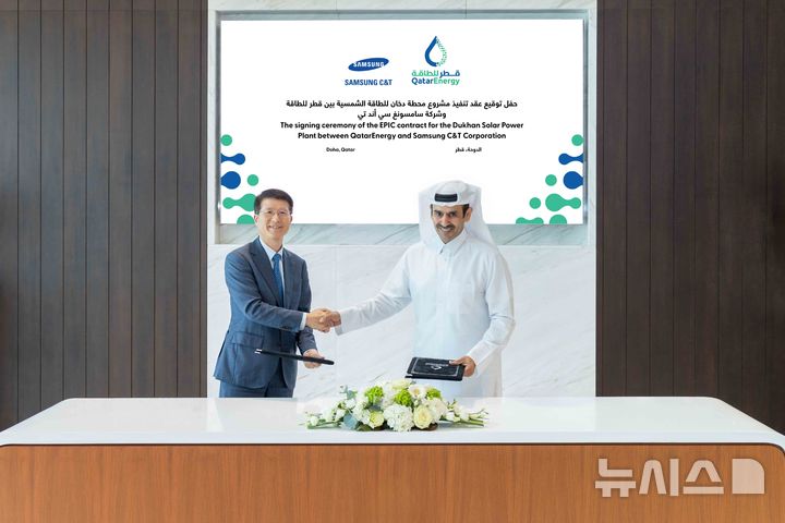 [서울=뉴시스] 삼성물산-카타르에너지, 카타르 듀칸 태양광 발전 서명 행사. (왼쪽부터 삼성물산 오세철 대표이사 사장, 카타르 에너지 CEO 사드 알 카비)