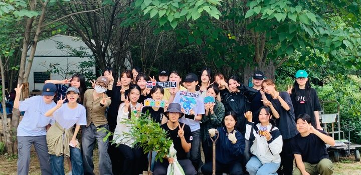 [서울=뉴시스]홈앤쇼핑 환경 서포터즈 ‘홈앤그리너’, 나무심기 봉사.(사진=홈앤쇼핑 제공) 2025.09.17. photo@newsis.com *재판매 및 DB 금지