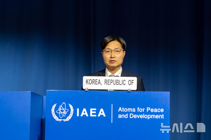 [서울=뉴시스]구혁채 과학기술정보통신부 제1차관은 15~19일 오스트리아 비엔나에서 열리고 있는 제69차 국제원자력기구(IAEA) 총회에 대한민국 수석대표로 참석해 16일 오후 4시께(현지시간) 기조연설에 나섰다. (사진=과기정통부 제공)