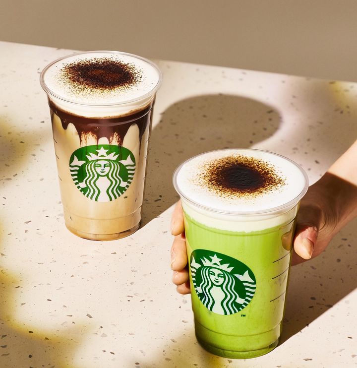 [서울=뉴시스] 스타벅스 신메뉴 '블랙 글레이즈드 라떼'와 '말차 글레이즈드 티 라떼' 모습.(사진=스타벅스 코리아 제공) *재판매 및 DB 금지