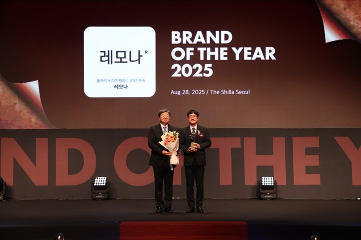 (왼쪽)이남식 한국소비자포럼 자문위원장, (오른쪽)최윤범 경남제약 HnB사업본부 본부장이 기념촬영을 하고 있다. (사진=경남제약) *재판매 및 DB 금지