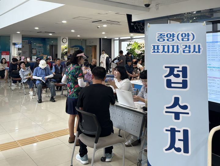 [당진=뉴시스] 지난 2일 당진시보건소에 마련된 종양(암)표지자검사 시범 사업 접수처에 시민들이 상담을 받고 있다. (사진=당진시 제공) 2025.09..17. photo@newsis.com  *재판매 및 DB 금지