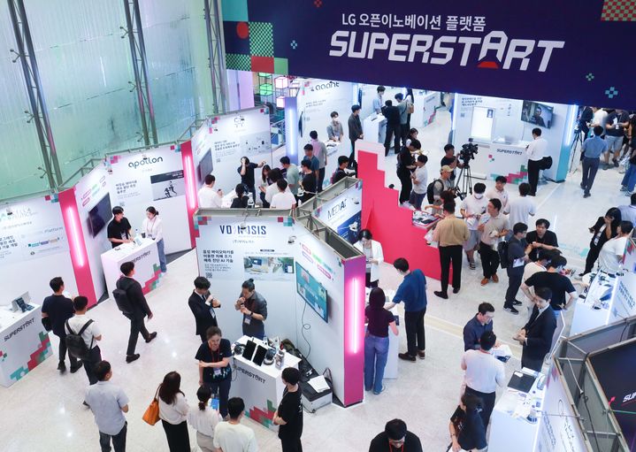[서울=뉴시스]LG는 17일부터 이틀간 마곡 LG사이언스파크에서 스타트업 발굴·육성 행사인 '슈퍼스타트 데이 2025'를 개최한다. 사진은 '슈퍼스타트 데이 2024' 행사장 모습. (사진=LG 제공) 2025.09.17. photo@newsis.com *재판매 및 DB 금지