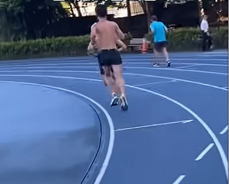 [뉴시스]'러닝 크루' 문화가 젊은 세대를 중심으로 확산하면서 공원과 산책로에서 시민 불편이 잇따라 지자체들이 규제에 나섰다.(사진=유튜브 갈무리 캡쳐).2025.09.17 *재판매 및 DB 금지