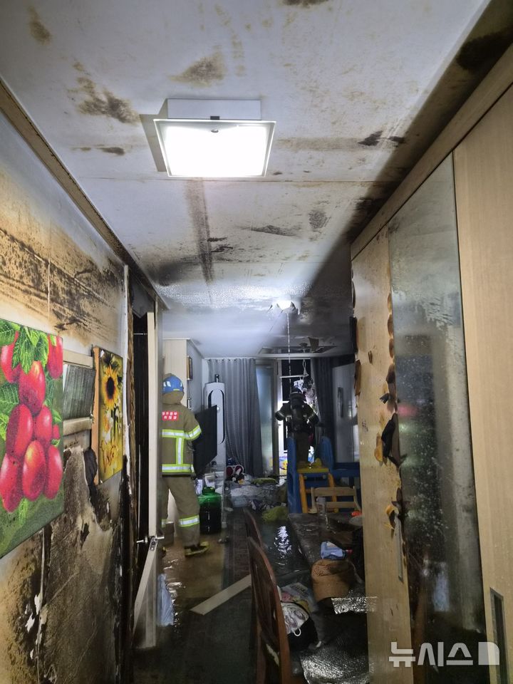 [청주=뉴시스] 17일 충북 청주시 청원구 율량동의 한 아파트에서 불이나 거주민 1명이 화상을 입고 병원으로 옮겨졌다. (사진= 청주동부소방서 제공) 2025.09.17. photo@newsis.com *재판매 및 DB 금지