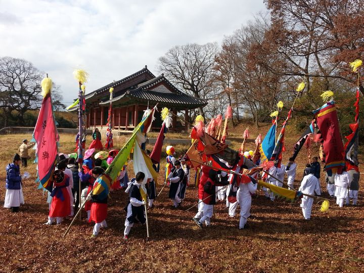 [서울=뉴시스] 고창 무장읍성 칠거리 당산 용당기 놀이 (사진=국가유산청 제공) 2025.09.17. photo@newsis.com *재판매 및 DB 금지